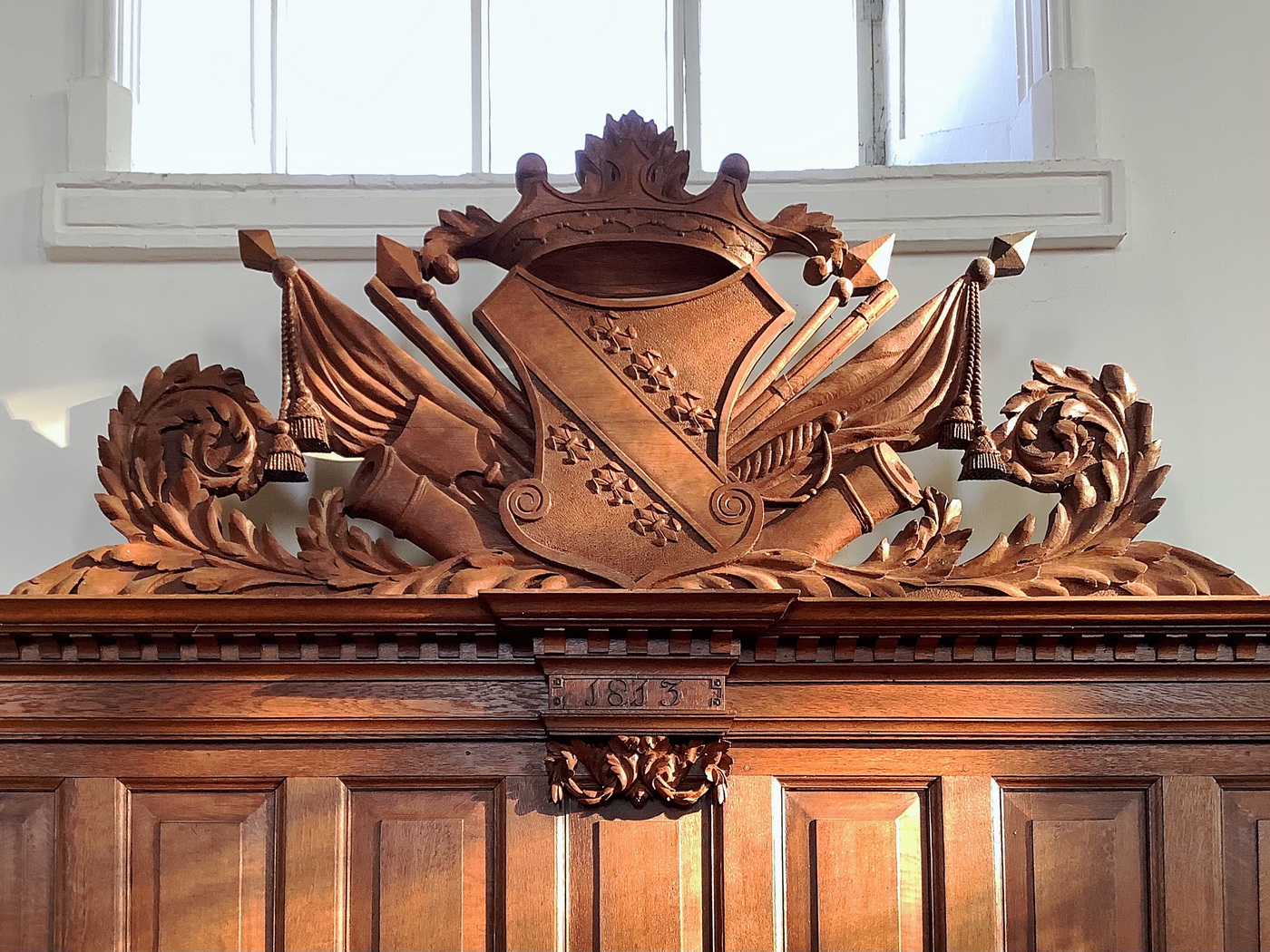 Foto boven: Het wapen van de Heddema's op de herenbank in de Ned. Herv. kerkl te Finsterwolde.
Foto: ©Jur Kuipers 